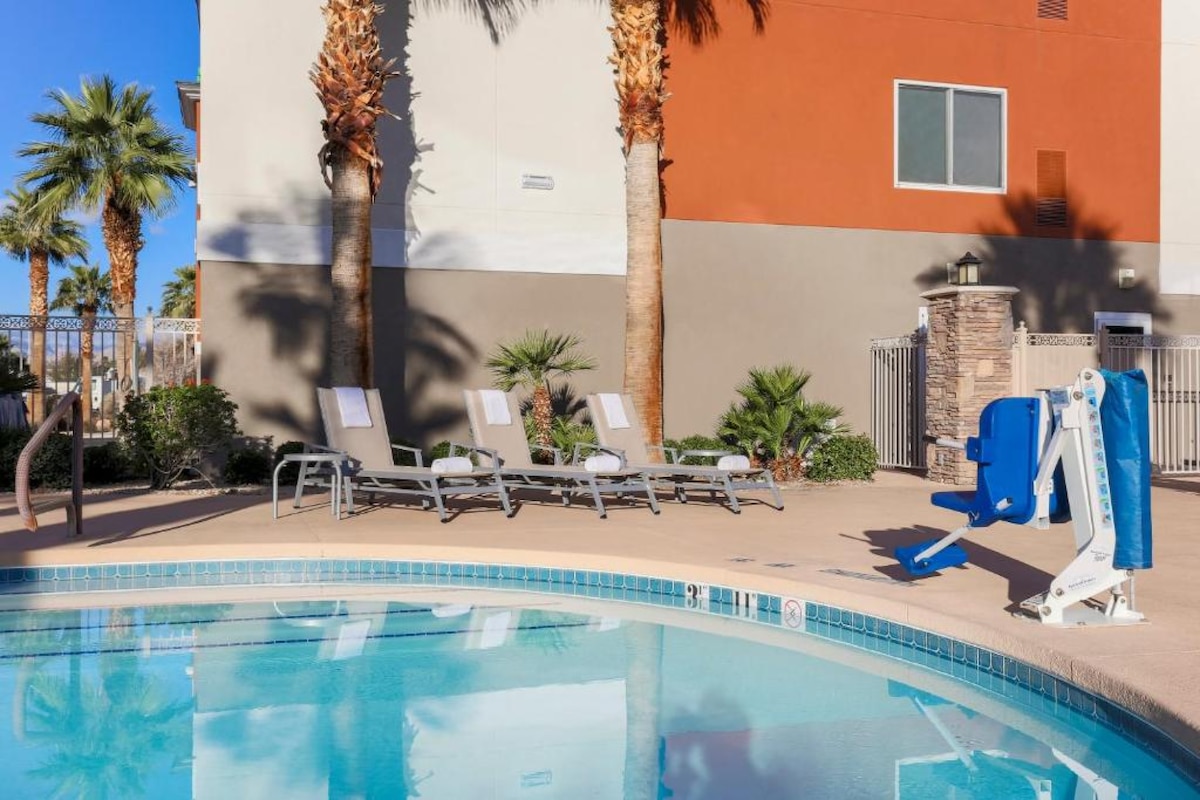 Steps from Allegiant Stadium + &Pool