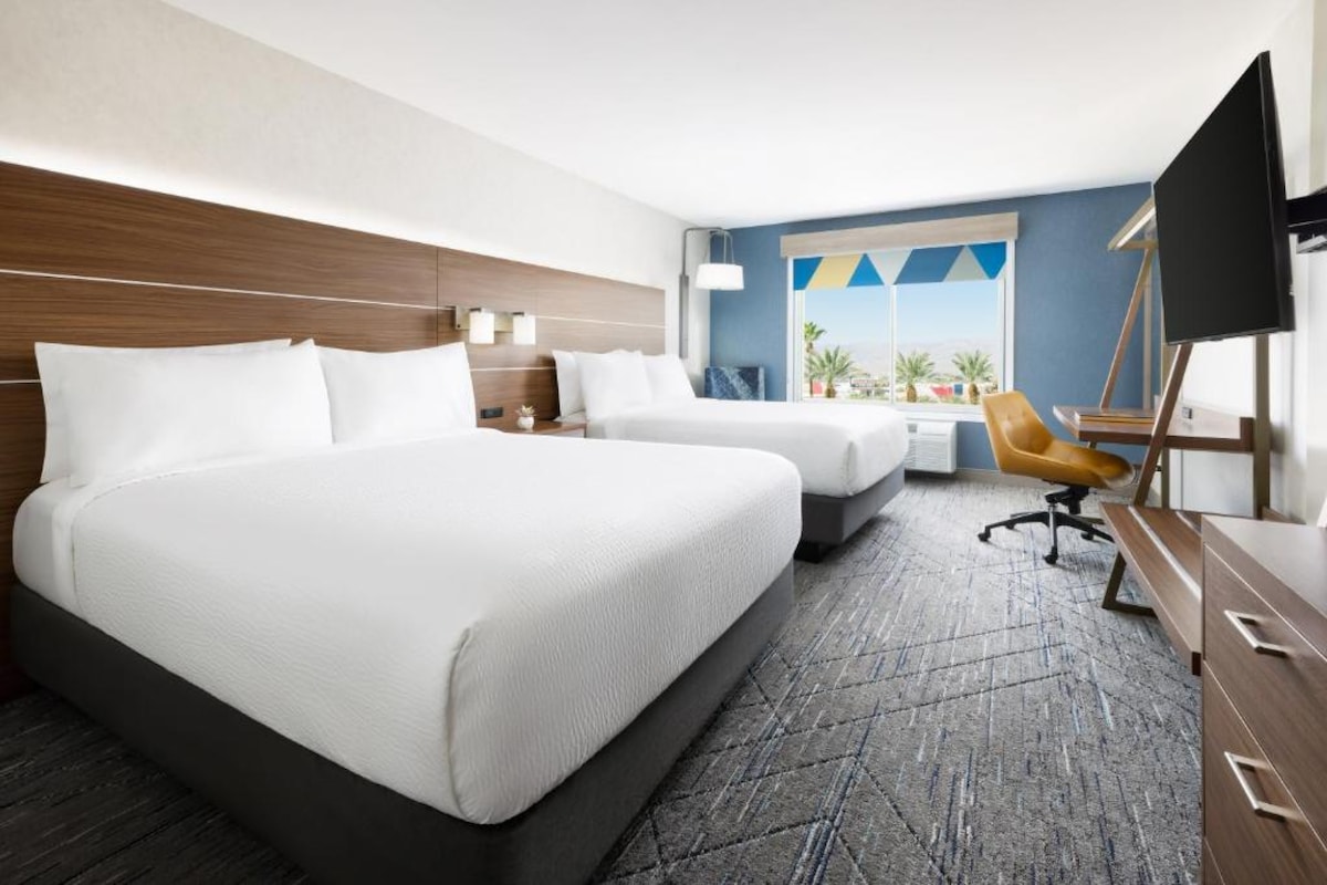 Steps from Allegiant Stadium + &Pool