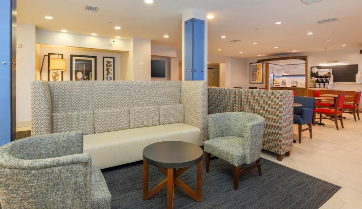 Steps from Allegiant Stadium + &Pool