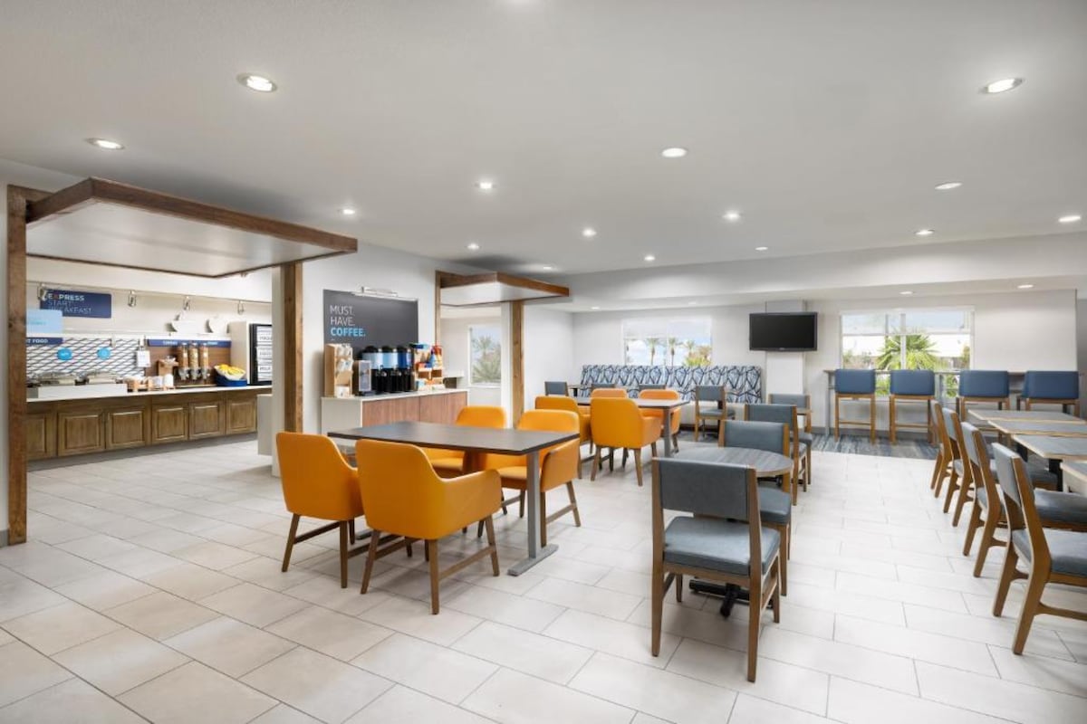 Steps from Allegiant Stadium + &Pool