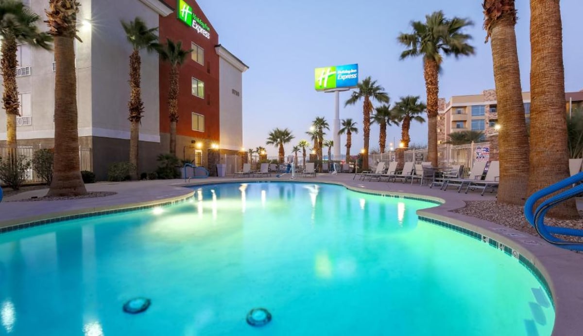 Steps from Allegiant Stadium + &Pool