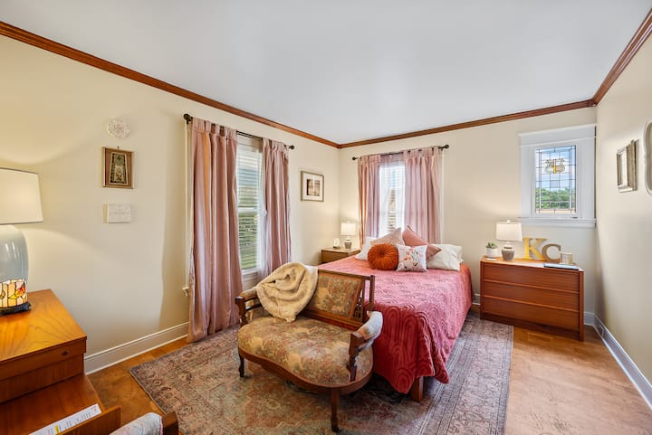Sunset Room עם מיטת קווין סייז וריהוט עתיק.