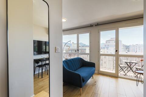 Popular Airbnb listing: Bright studio with balcony and mountain view in Grenoble