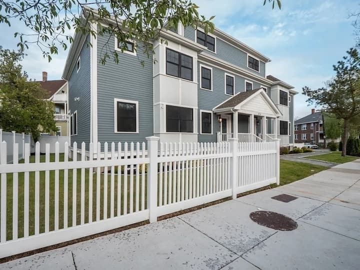 Cozy Rozzie Townhouse · 20 Min To Downtown Boston - Boston, MA