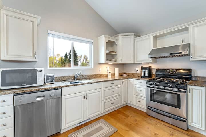 New! Montana Loft | 20 Min To Glacier Np - Columbia Falls, MT