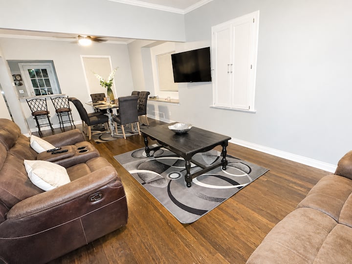 Newly Upgraded Luxury 4 Br / Heart Of Kansas City - Kansas City, MO