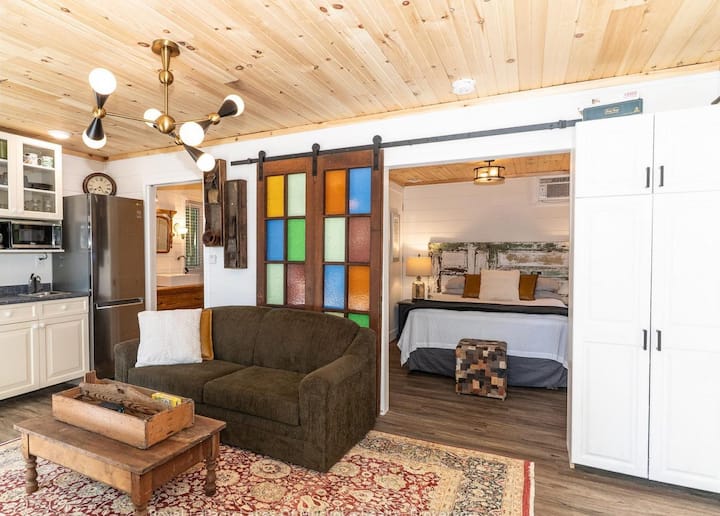 Bunkie con entrada privada. Recámara tamaño queen con baño completo. Estufa portátil con olla y sartén en la cocina pequeña.