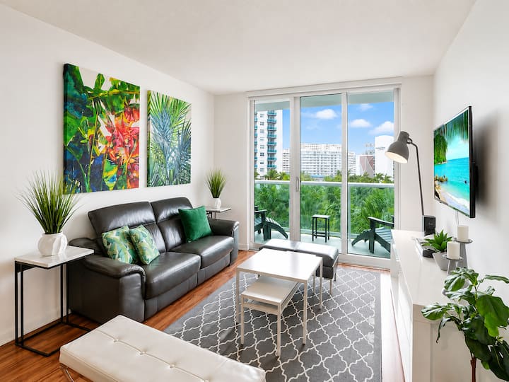 Hollywood Beachfront Resort - Sunny Isles Beach, FL