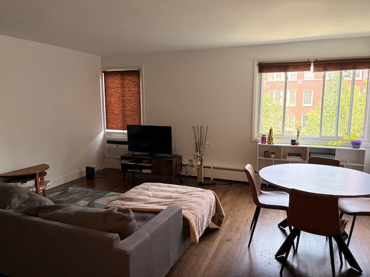 Spacious 2-bedroom, 2 Bathroom Apartment - Evanston, IL