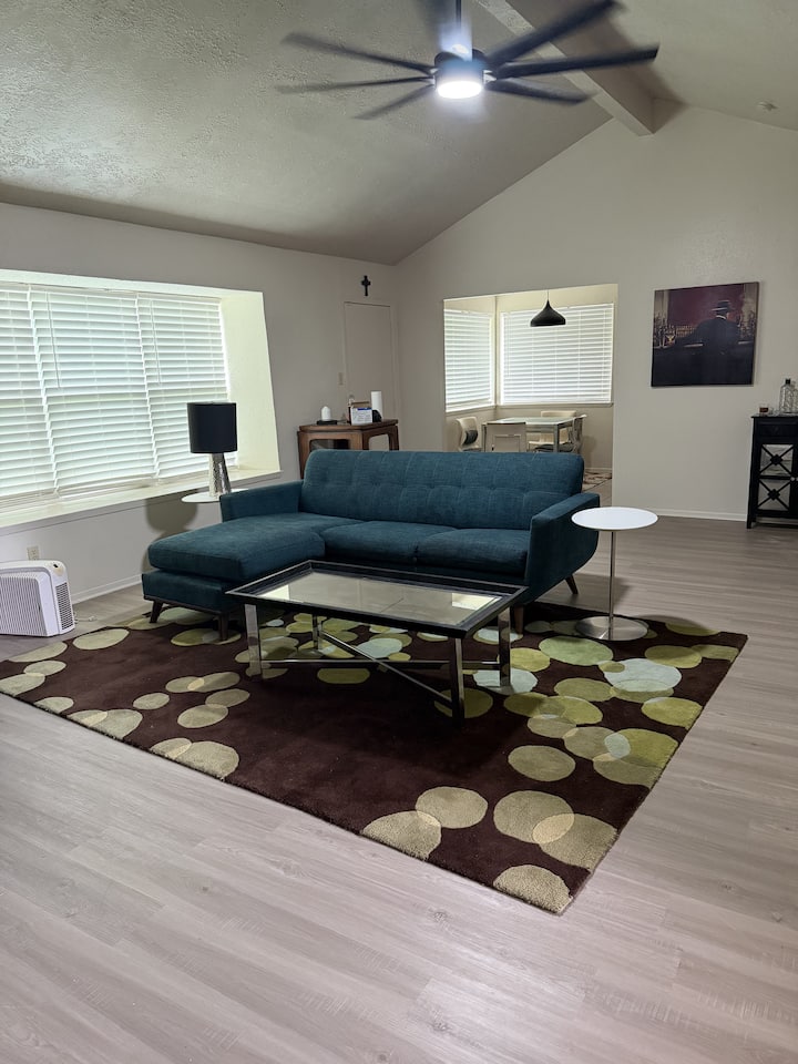 Cozy Retreat — 3 Beds, Full Kitchen, Your Space - Missouri City, TX