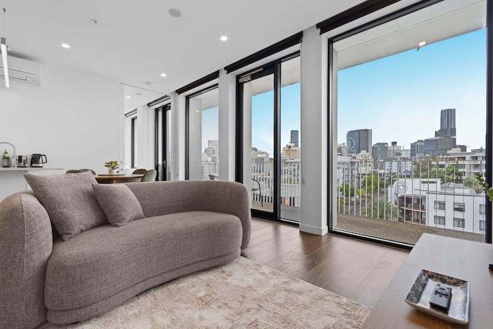 Two Bedroom City Retreat W/ Pool, Gym & Parking - Spring Hill
