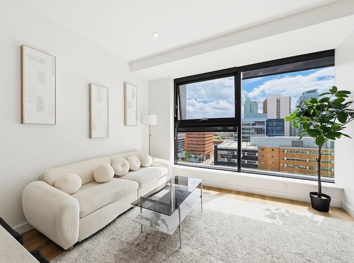 Luxury Downtown | Sauna, Gym & Pool Table - Calgary