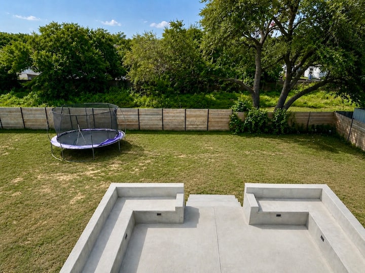 "The Backyard House | Tu Hogar En San Antonio - Universal City, TX