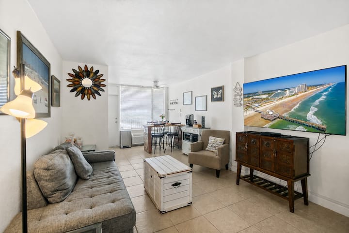 Ocean View Balcony | Beachfront Bldg | Sleeps 6 - Daytona Beach, FL