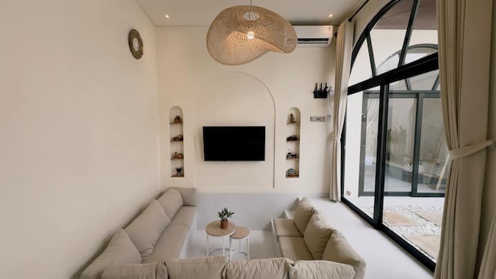 Modern Villa W/ Private Pool & Scenic Rooftop - Indonesia