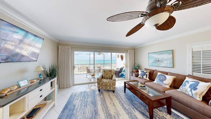 Luxury Beachfront Seven Mile Beach- Pool & Hot Tub - Cayman Islands
