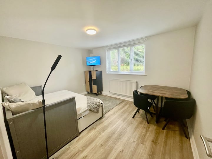 Self-contained Studio In Surbiton, Kingston - キングストン・アポン・テムズ
