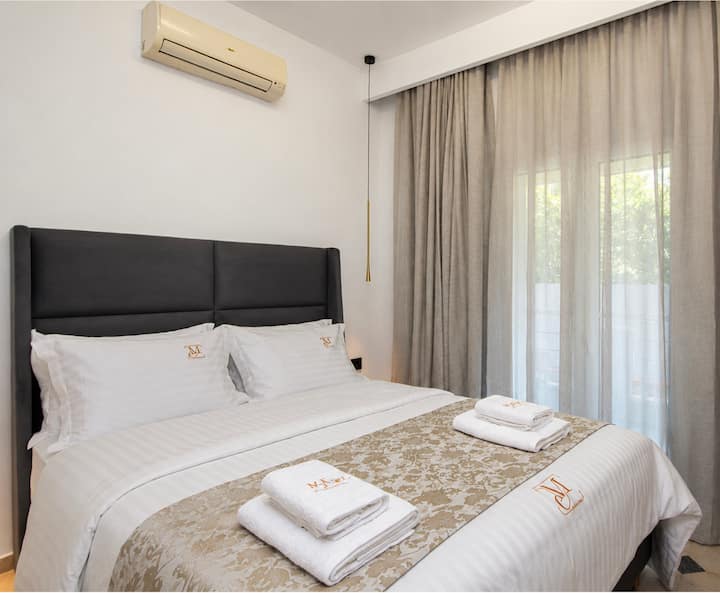 Spavaća soba 6 ima udoban bračni krevet (queen-size) i izravan izlaz na balkon, pa nudi opuštajuće i privatno utočište.