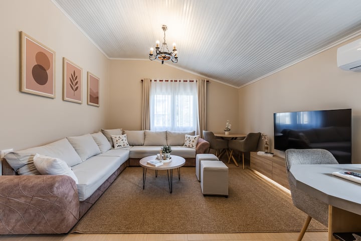 Loen Spacious Seaside Apartment 3br Free Parking - Durres