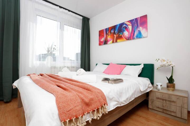 Entra al dormitorio con una cama tamaño queen, donde la comodidad se une al estilo.