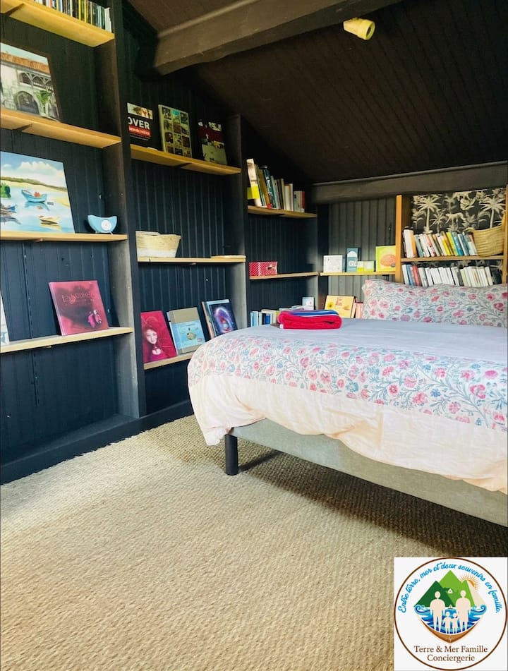 Biblioteca y acogedora habitación individual con aspecto de nido literario. Duerma entre libros bajo un acogedor techo de madera. Un espacio acogedor y único con su suelo natural, ideal para noches tranquilas