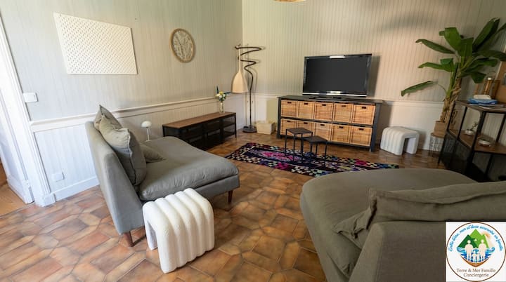Amplia y luminosa sala de estar con dos cómodos sofás, TV y una cuidada decoración.