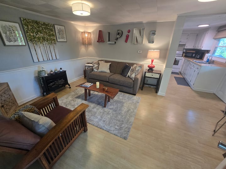 Tree House Chalet - 2 Mi Dt Avl, Dog Fndy, 1br/1ba - Asheville, NC