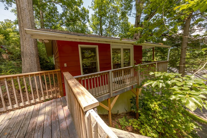 Tree House Chalet - 2 Mi Dt Avl, Dog Fndy, 1br/1ba - Asheville, NC