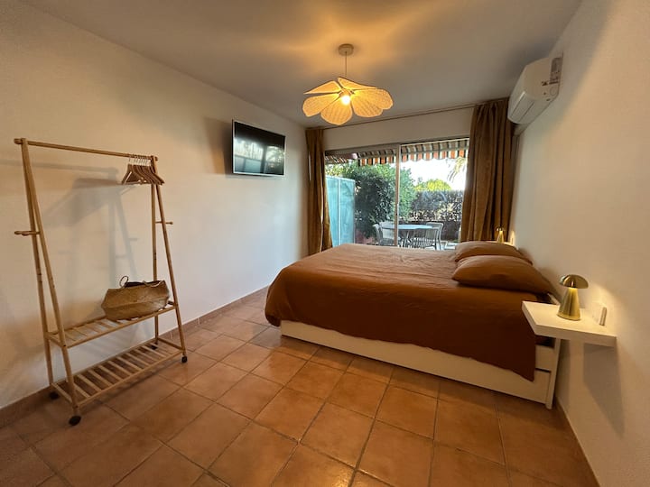 Studio Bord De Mer Avec Terrasse-jardin Et Clim - Menton