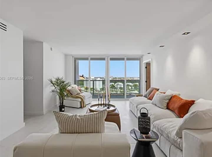 Modern Apartment Steps From The Beach. Sunny Isles - Surfside, FL