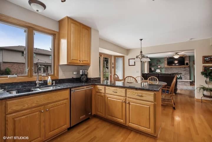 Private Room & Bathroom In Quiet Tinley Park Home - Orland Park, IL