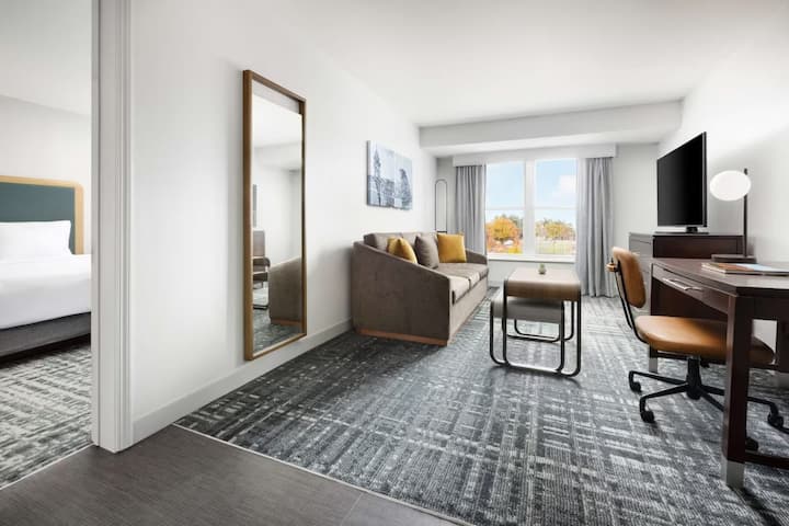 *By Manchester Airport + Kitchen. Breakfast. Pool. - Manchester, NH