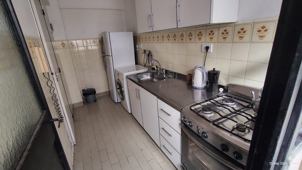 Estudio luminoso con cocina a gas