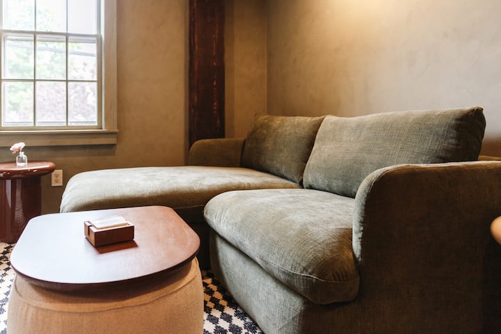 Schuler Suite By Pvdbnbs At Brown Bee Coffee - Brown University, Providence