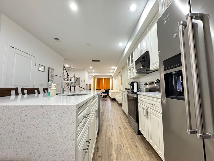 Modern 4br Dc Home W/ Parking | Stylish Spacious - Clinton, MD