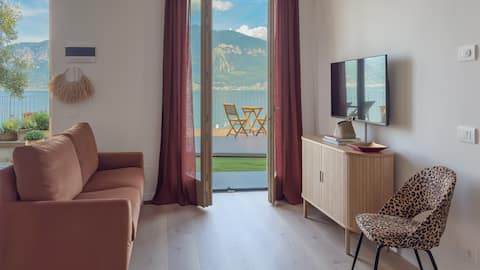 Proprietà Airbnb di successo: Dell'Avanzi Residence above the rooftops in Castelletto a Brenzone Sul Garda
