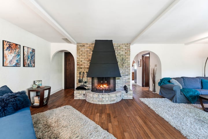 Cottage By The Sea | King Bed + Hot Tub + Walkable - Bayfield