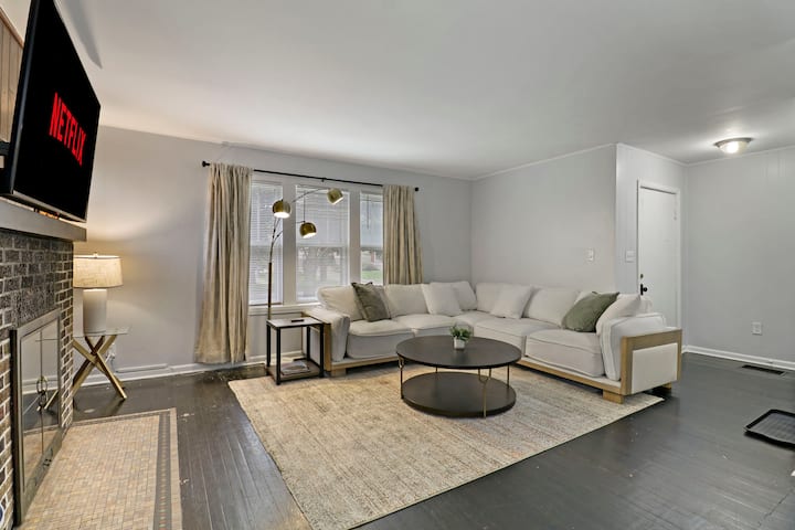 Spacious 3br Retreat Near Naval Station | Waukegan - North Chicago, IL