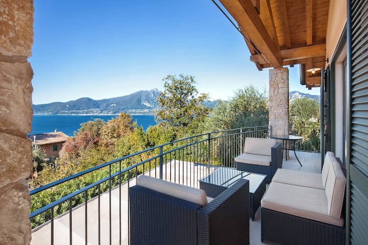 Villa Loncrino - First Floor Apt - Torri del Benaco