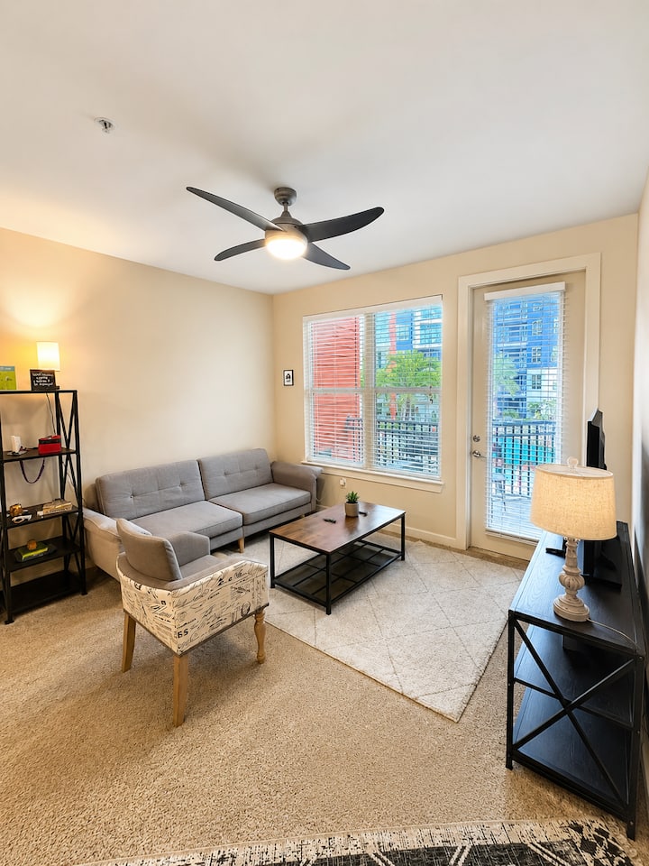 Prime Hyde Park Apartment | Pool, Gym & Balcony - ZooTampa at Lowry Park, Tampa