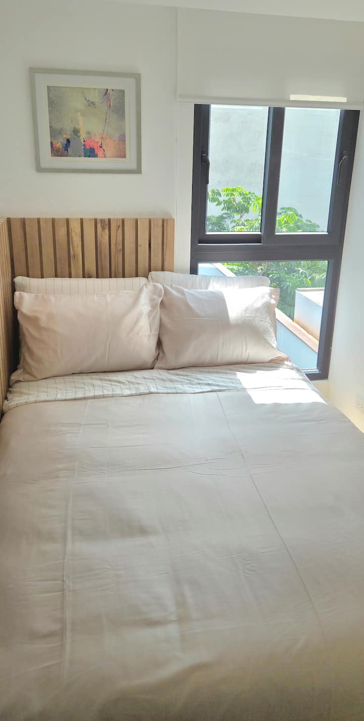 ห้องนอนนี้มีเตียงคู่ที่สะดวกสบาย
