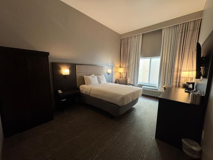 Surface Boutique Will Rogers Airport King Bedroom - Oklahoma City, OK