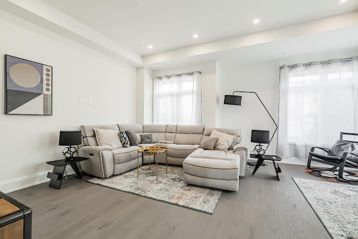 4 Parkings! Big Home In Oakville - Oakville