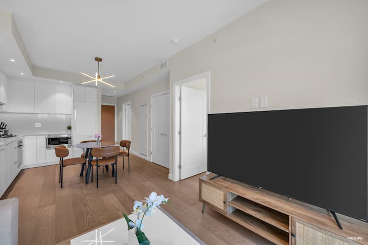 Bright 1b+1b Condo/ubc - Richmond