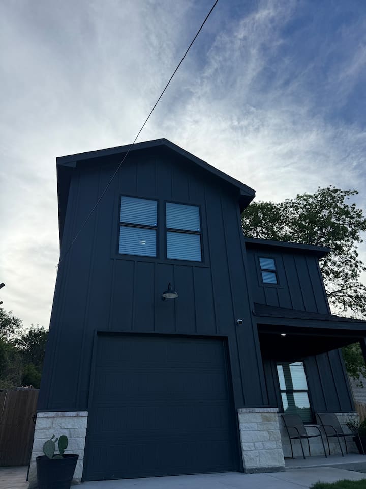 Modern Family And Group Friendly Near Downtown Fw - Saginaw, TX