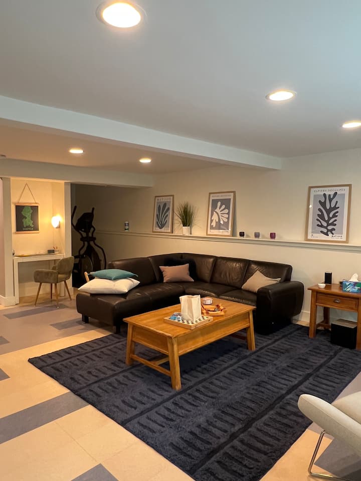 - Lower Level 2 Bedroom In A Lush Garden - - Bellevue, WA