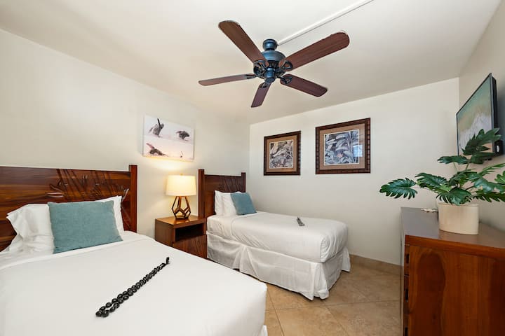 Cómoda segunda recámara con dos camas individuales convertibles en una cama tamaño king y fácil acceso a un baño privado.