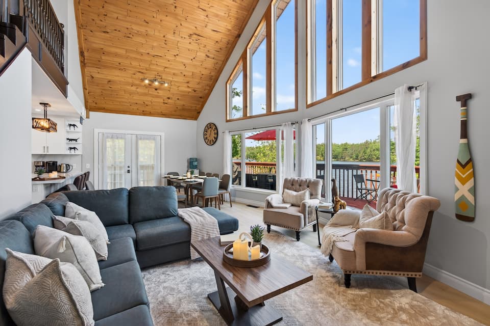 The Good Times, a lakefront Muskoka cottage, Gravenhurst, Ontario, Canada, photo 4 of 10