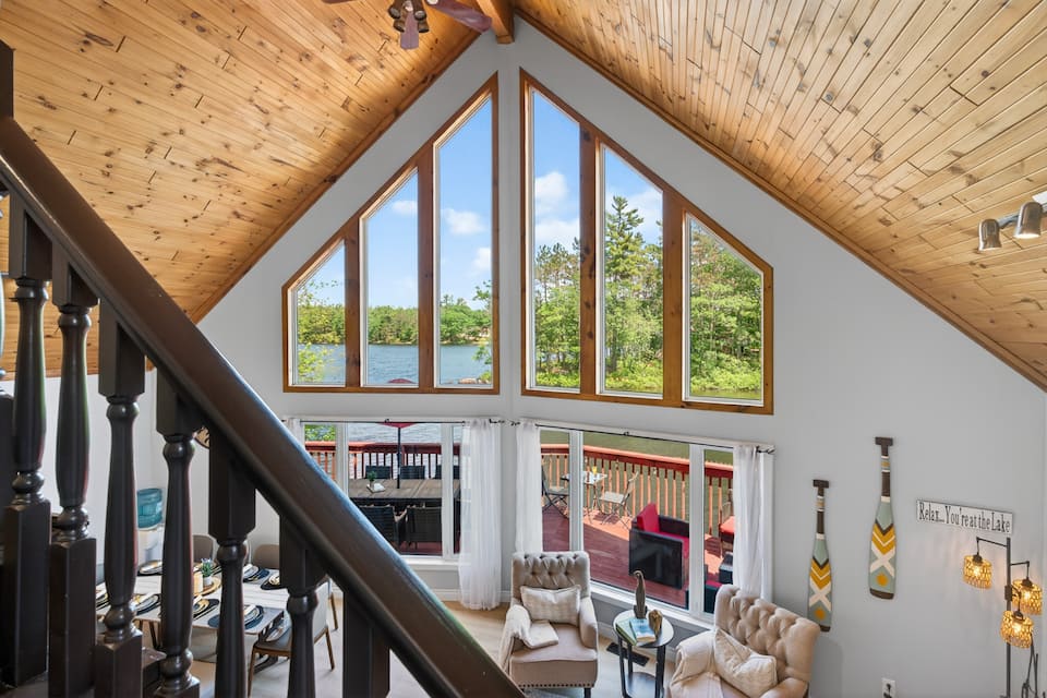 The Good Times, a lakefront Muskoka cottage, Gravenhurst, Ontario, Canada, photo 7 of 10