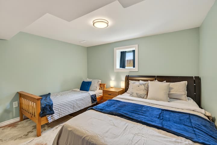 Cozy family-friendly bedroom with queen and twin beds